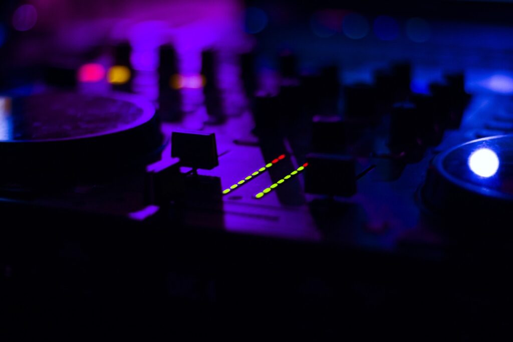 dj, club, a party-2250056.jpg